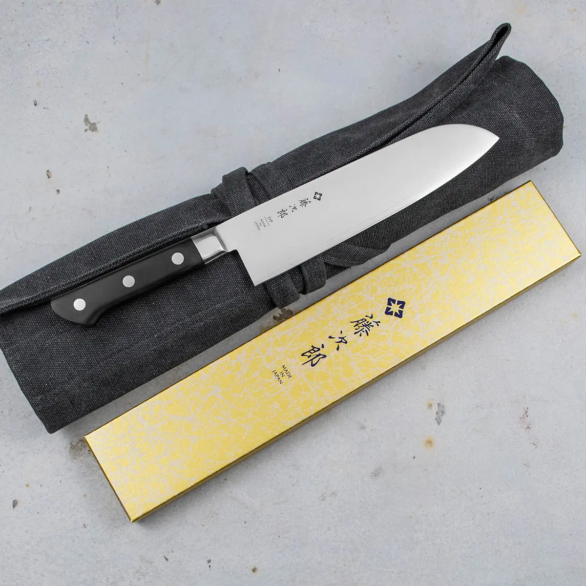 Japoński nóż santoku Tojiro DP3 w eleganckim pudełku – klasyka premium.