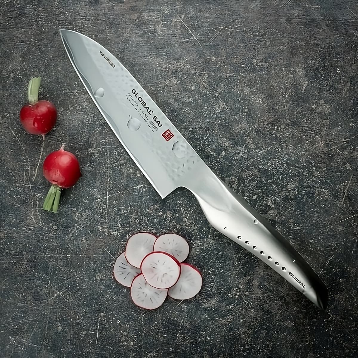 Nóż santoku Global z rzodkiewkami – precyzja w krojeniu.