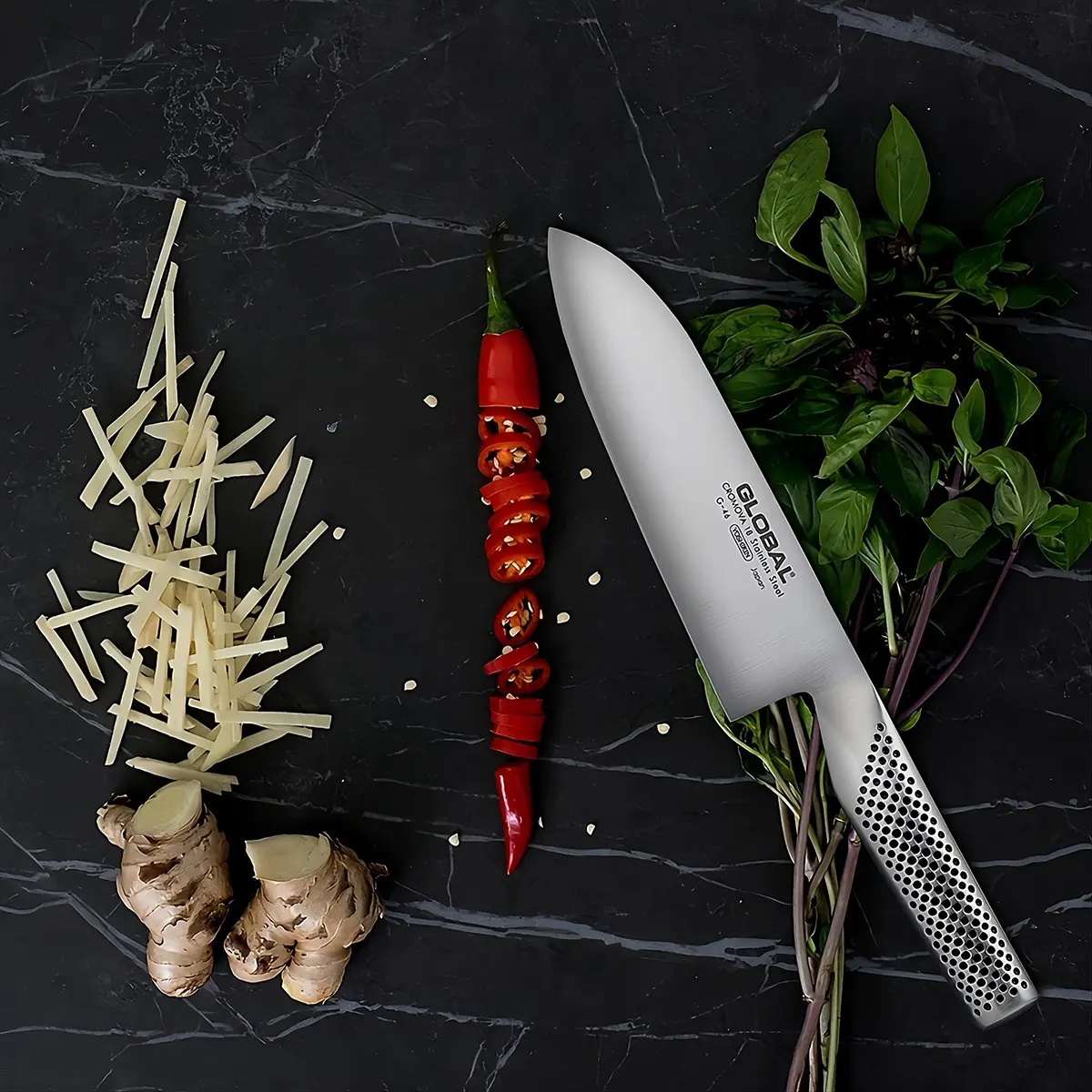 Nóż santoku Global z chili, imbirem i bazylią – idealny do szatkowania.